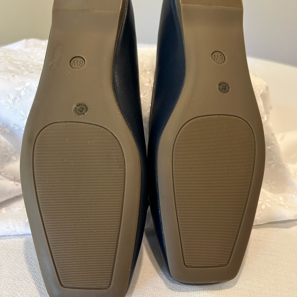 Liz Claiborne Black Flats Sleek Design - Picture 4 of 6